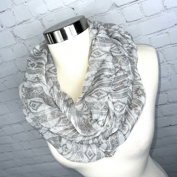 Accessories - 🛍️$5 Bundled |•Cream & Tan Aztec/Southwestern Lightweight Infinity Scarf•|